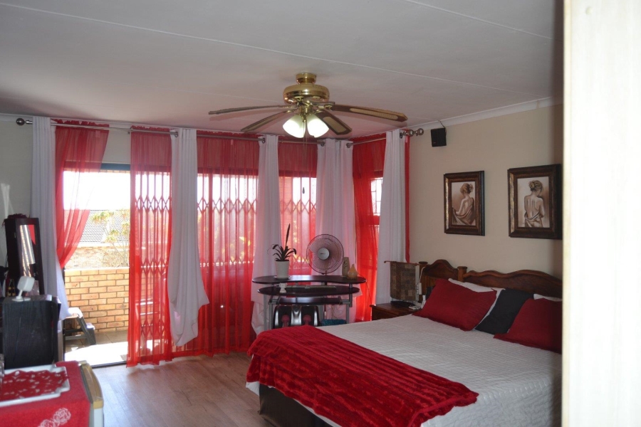 6 Bedroom Property for Sale in Wavecrest Eastern Cape